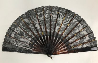 null Roses in bunch, circa 1890

Large fan, the black lace leaf with spindles decorated...