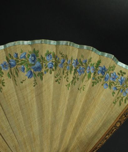 null Guirlande de fleurs, vers 1800-1810

Rare petit éventail, la feuille en tissu...