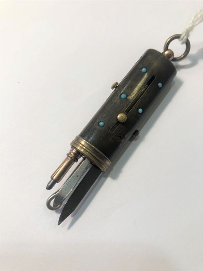 null Coquettish enamelled set with fancy turquoise bezels. 

It contains: a corkscrew,...