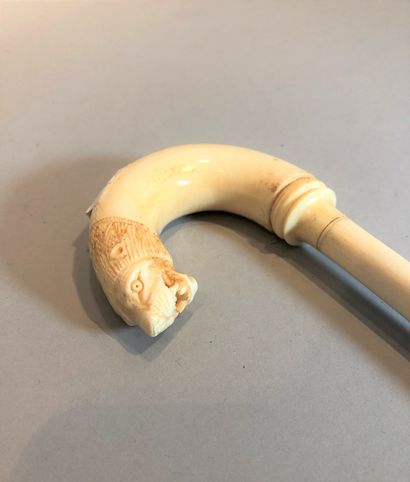 null 
 Canne en ivoire, prise en tête de lion. 

 Poids brut : 288.3 g. 
