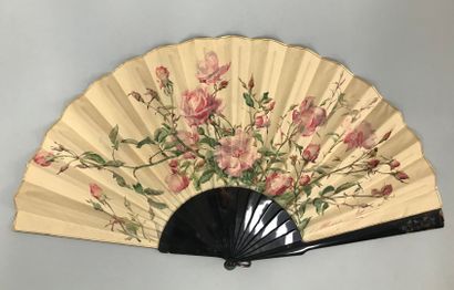  Madeleine Lemaire (1845-1928), Roses, circa 1900 
Large fan, the paper sheet, skin...