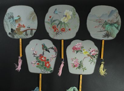  Neuf écrans à main, Chine, XXe siècle 
Les feuilles en soie crème peintes de poissons,...