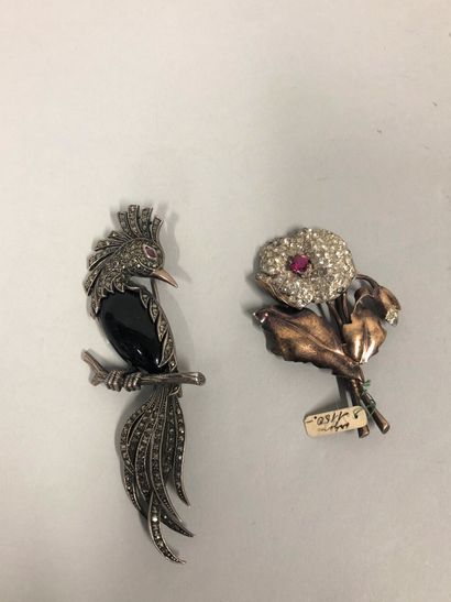 null Set of two brooches in gilded metal and fantasy stones, one representing a trendy...