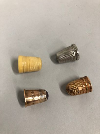 null Set of four thimbles in gold, silver, metal and synthetic material. 

Gross...