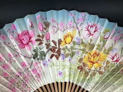 null Two ornamental fans, early 20th century

The wallpaper sheets. Wooden frames....
