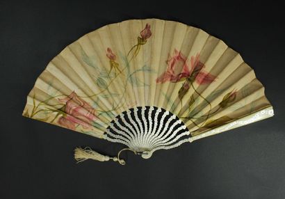 null Two fans, 19th-20th century

Folded fans, beige velvet leaves painted one of...