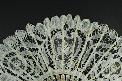 null Two fans, early 20th century

The leaves in white lace with bobbins. 

Goldfish...