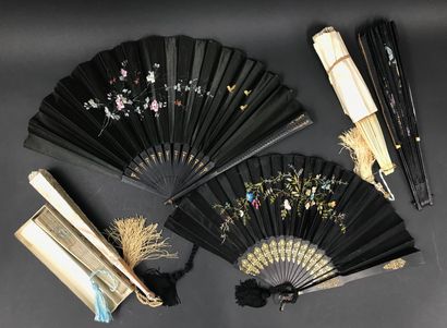 null Ten fans, circa 1890-1900

Fabric leaves painted with flowers or birds.

Frames...