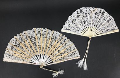 null Five fans, circa 1890-1900

Folded fans, the sheets in white lace. 

Mounts...