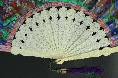  Audiences at the palace, China, 19th century 
Folded fan, the double sheet of wallpaper...