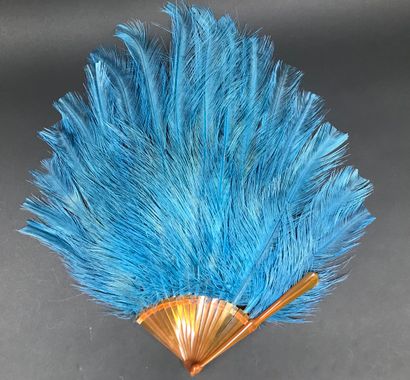 Bleu, vers 1920 
Éventail en plumes d'autruches...