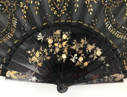 null Garlands of sequins, circa 1880-1900

Folded fan, the black tulle and silk leaf...