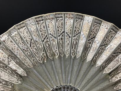 null Silver glitter, circa 1800-1810

Small fan called "liliputien", the silk sheet...