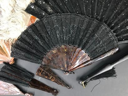 null Set of four fans, late 19th century

Including a fan made of ostrich feathers...