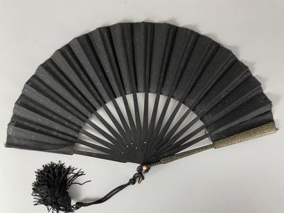 null Paillettes, vers 1900-1920

Deux éventails

*L'un, la feuille en tissu noir...