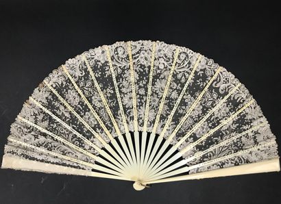 null 
Flower lace, circa 1890





Two fans





*One, a bobbin lace leaf, with a...