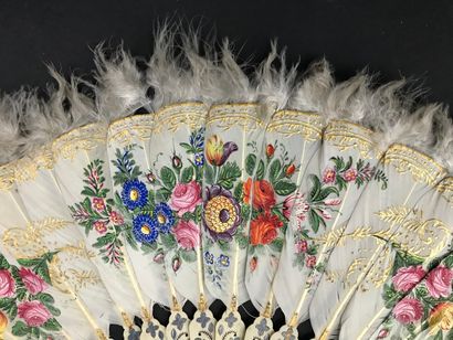 null Profusion de fleurs, vers 1860

Éventail, à palmettes en plumes blanches peintes...