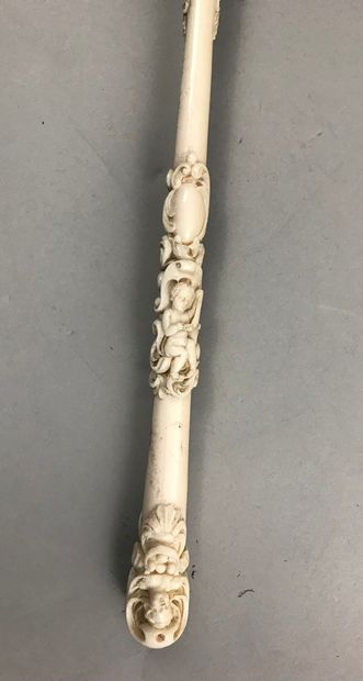 null 
 Ombrelle, vers 1890

 Riche manche articulé en ivoire* sculpté d'amours parmi...