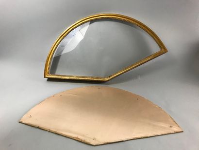 null Fan shaped frame with gold trim. 

L. 73,5 cm