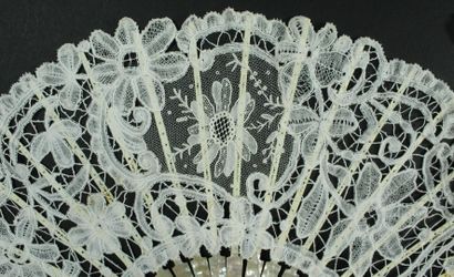null Two fans, early 20th century

The leaves in white lace with bobbins. 

Goldfish...