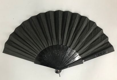 null Trois éventails, vers 1890

*L'un, la feuille en satin noir à décor de fleurs...