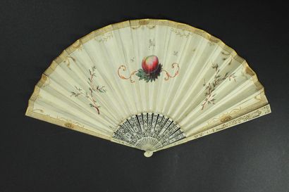 null 
 Scène antique, vers 1790-1800

 Éventail plié, la feuille en peau peinte à...