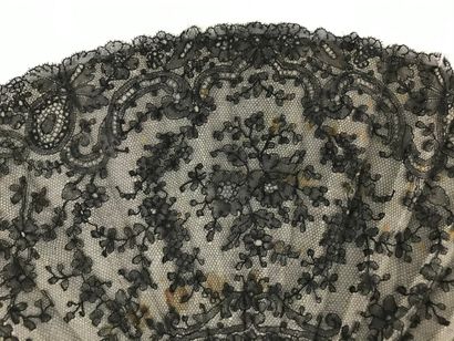 null The bouquet, circa 1890-1900

Fan, the black bobbin lace leaf decorated in the...
