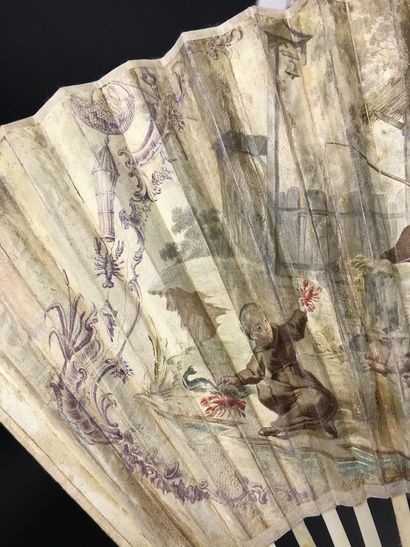  Les pêcheurs, vers 1720-1740 Étonnant éventail plié, la feuille double en peau peinte...