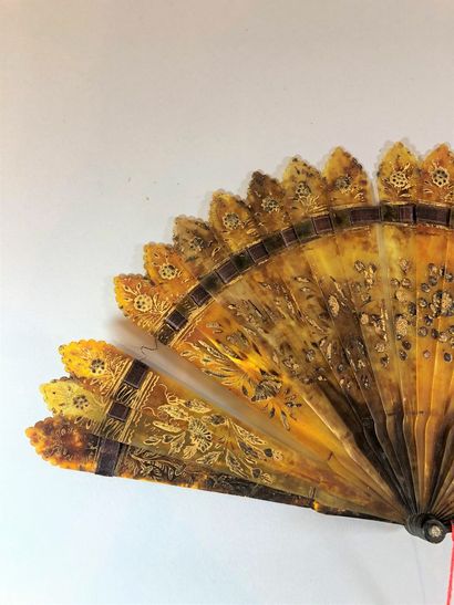 null Two fans, 19th century

The broken horn type.

*One, in blond horn finely cut...