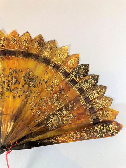 null Two fans, 19th century

The broken horn type.

*One, in blond horn finely cut...