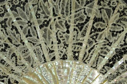 null Flower sowing, circa 1880

Folded fan, the lace leaf with bobbin lace and flower...