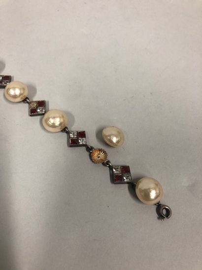 null Bracelet en métal argenté monté de perles fantaisies alternées de motifs quadrangulaires...