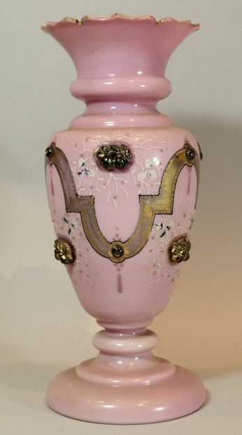 Vase en opaline rose à décor appliqué de...