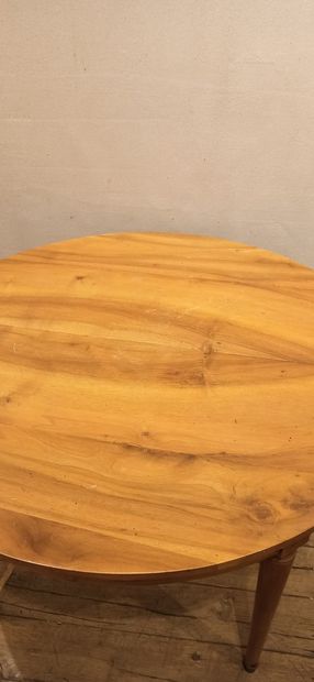 null Oval wooden table 

H. 76 cm, D. 111.5 cm 



It comes with a set of eight straw...