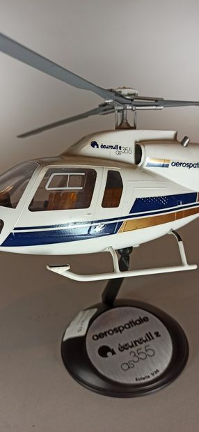 null AEROSPATIALE 

Maquette de l'hélicoptère Ecureuil 2 AS 355 au 1/30e. En résine...