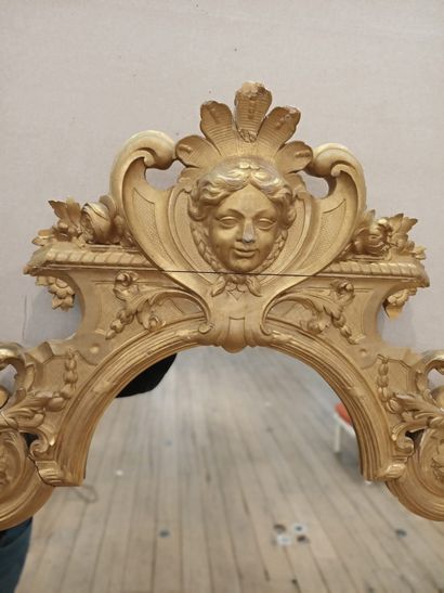 null Carved and gilded wood mirror with a moving shape and a mascaron decoration...