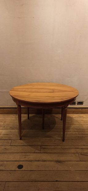 Table en bois ovale 

H. 76 cm, D. 111,5...