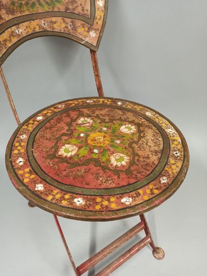 null Chaise pliante en tôle peinte à décor de fleurette dans un entourage.

Fin XIXème...
