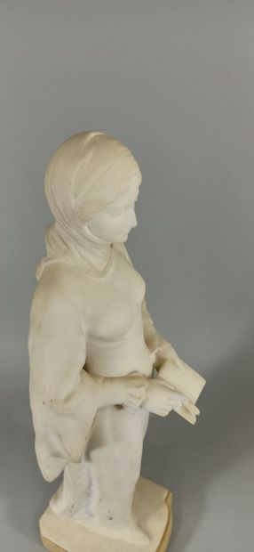 null Sculpture en marbre blanc représentant une femme à la lecture, signé sur la...
