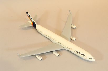 null AEROSPATIALE - AIRBUS

Maquette de l'avion A340 au 1/200e aux couleurs de Airbus...