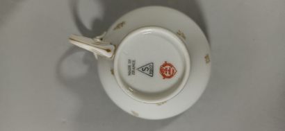 null 
SEVRES

Partie de service à thé et à café en porcelaine blanche et or comprenant...