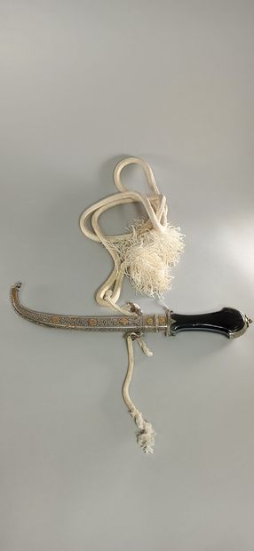 null MAROC, XXeme siècle,

Deux poignards 

Long.: 40 cm - 41,5 cm
