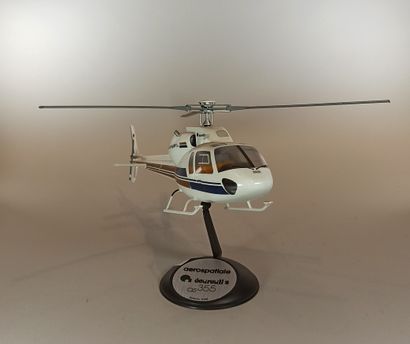 null AEROSPATIALE 

Maquette de l'hélicoptère Ecureuil 2 AS 355 au 1/30e. En résine...