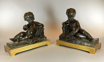 null Pair of bronze cherubs with brown patina resting on a gilt bronze base.

XIXth...