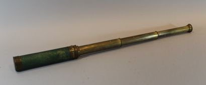 null Four-sided folding telescope in brass covered with green leather (wear). 

Late...