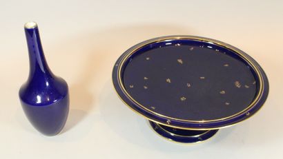 null SEVRES 

two shaped pieces:

A fruit bowl on a pedestal in oven blue porcelain...