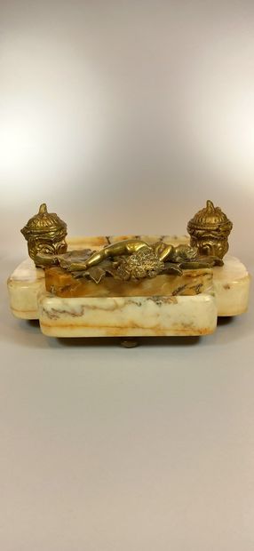 null GARNIER 

"Young woman languished." 

Inkwell in gilt bronze on white marble...