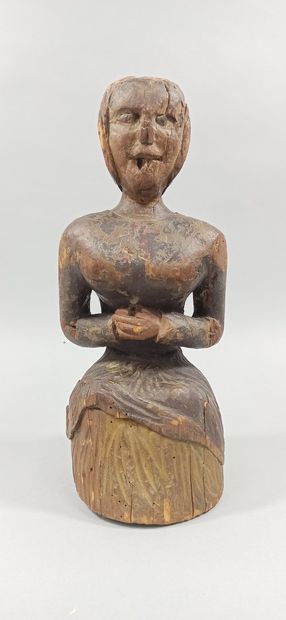 null PERSONNAGE FEMININ en bois sculpté avec restes de polychromie représenté en...