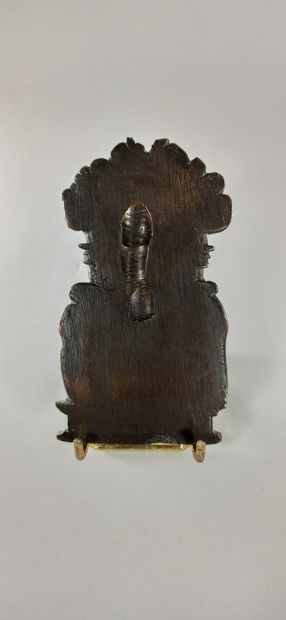 null Baiser de Paix en bronze représentant la Vierge à l’Enfant assise sous une coquille,...
