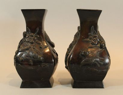 null CHINE - FIN XIXeme SIECLE

Paire de vases en bronze au décor d'oiseaux dans...